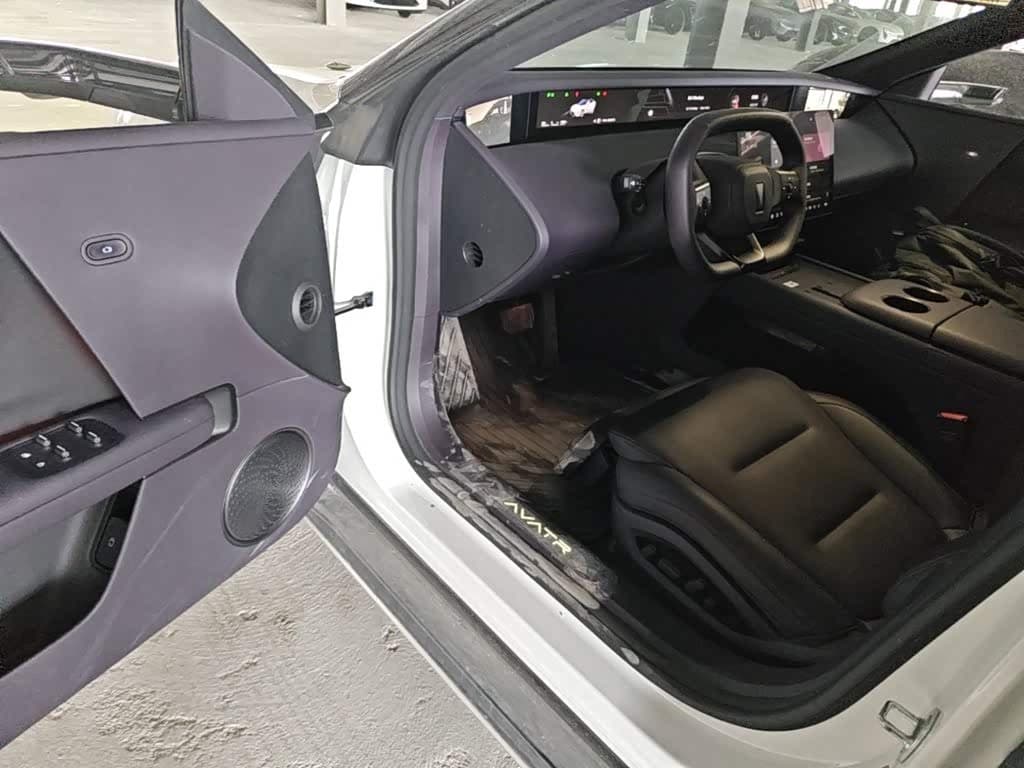 2025 Avatr 06 White, 10,100 km, China export – photo 16