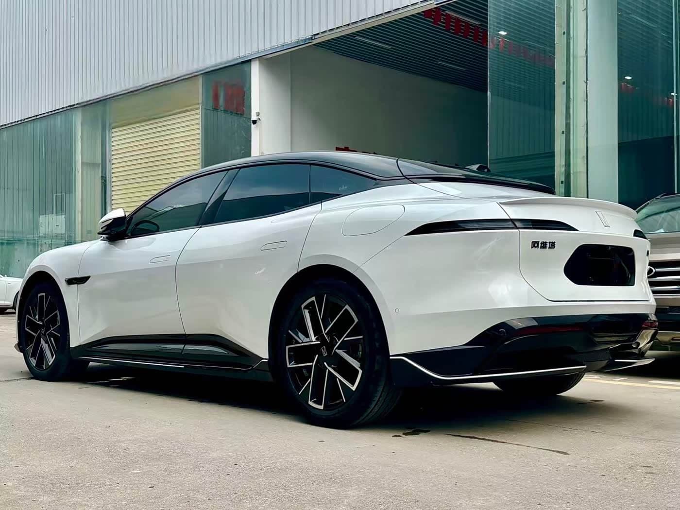 2025 Avatr 06 White, 6,000 km, China export – photo 9