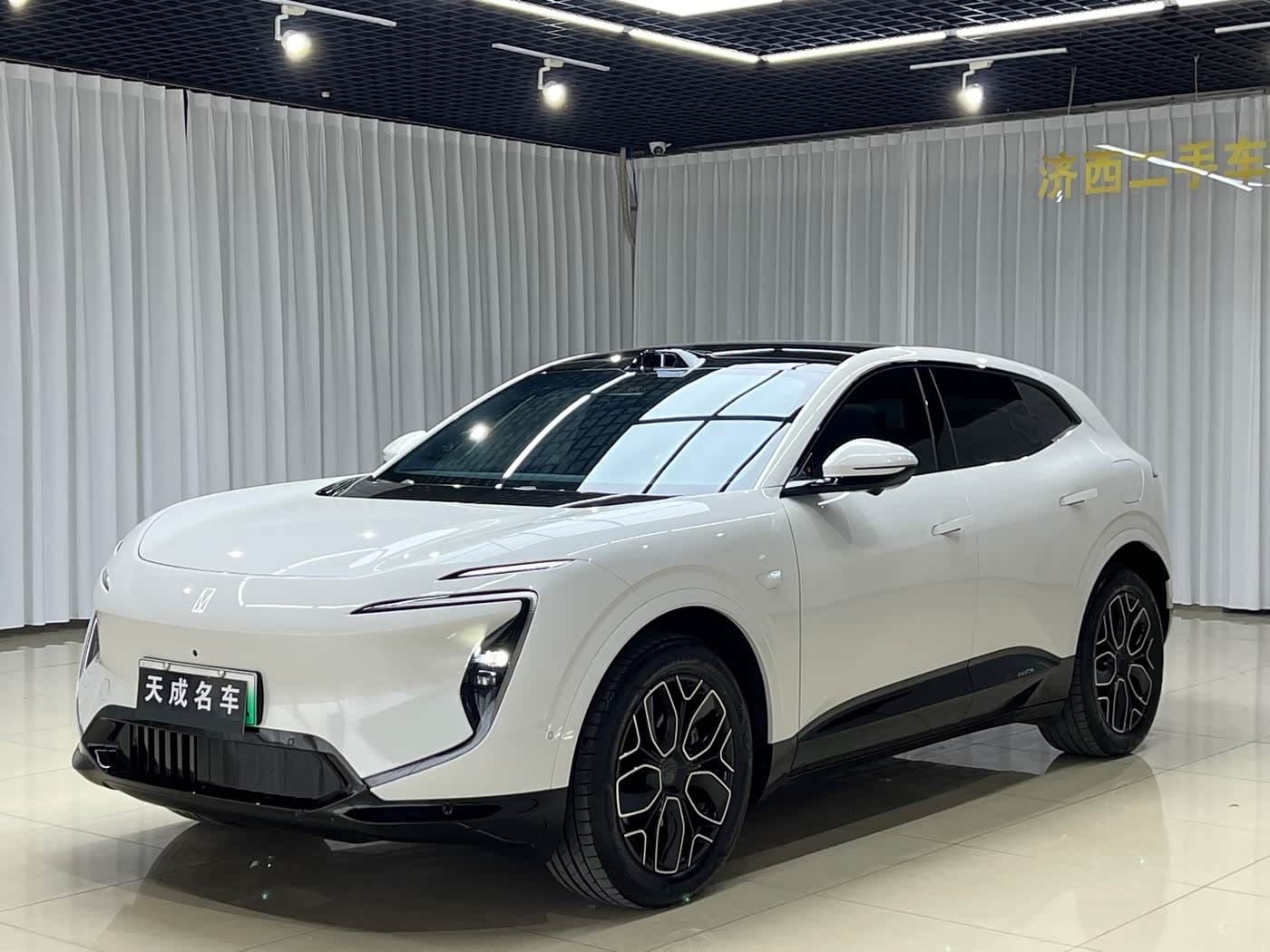 2025 Avatr 07 White, 7,000 km, China export – photo 1