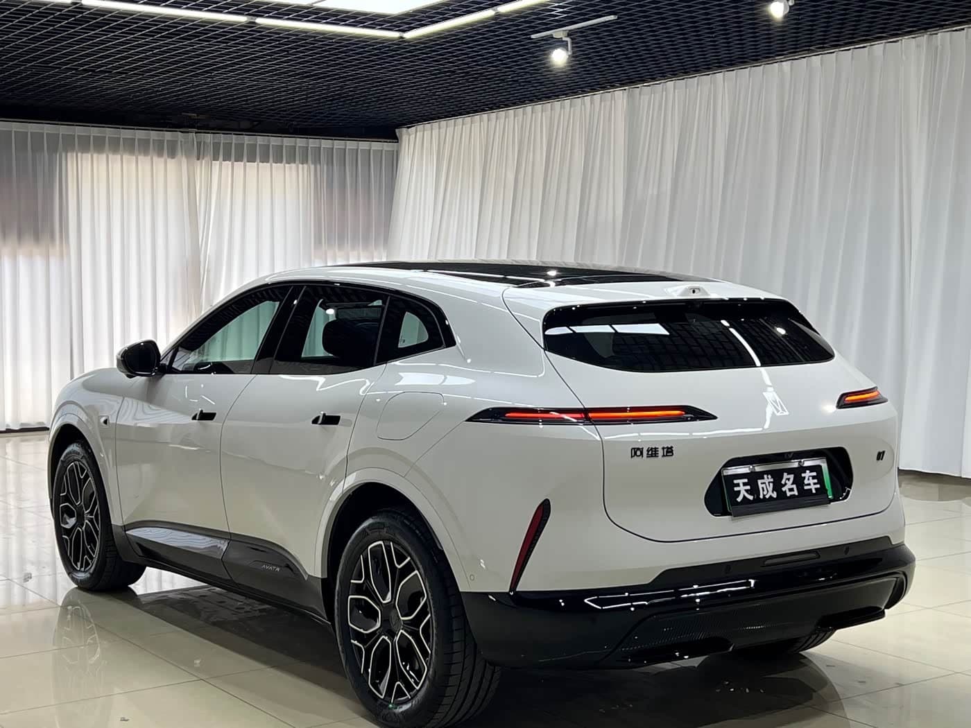 2025 Avatr 07 White, 7,000 km, China export – photo 6