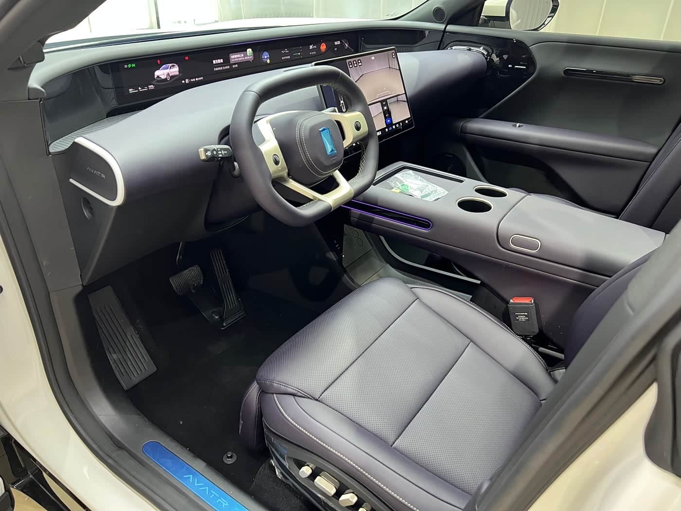 2025 Avatr 07 White, 7,000 km, China export – photo 7