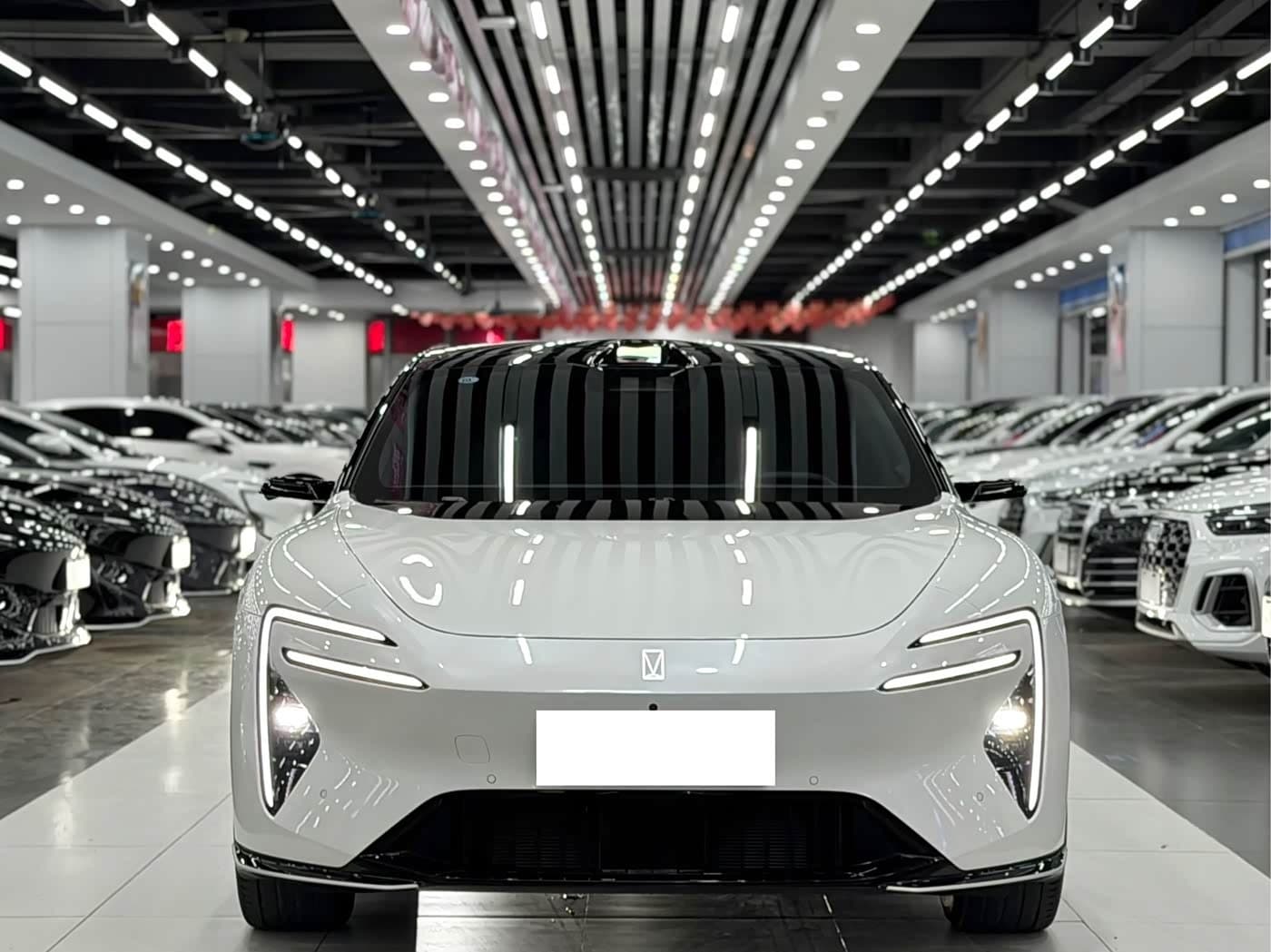 2025 Avatr 06 White, 10,000 km, China export – photo 2