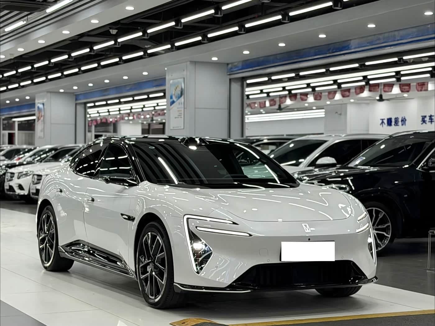 2025 Avatr 06 White, 10,000 km, China export – photo 3