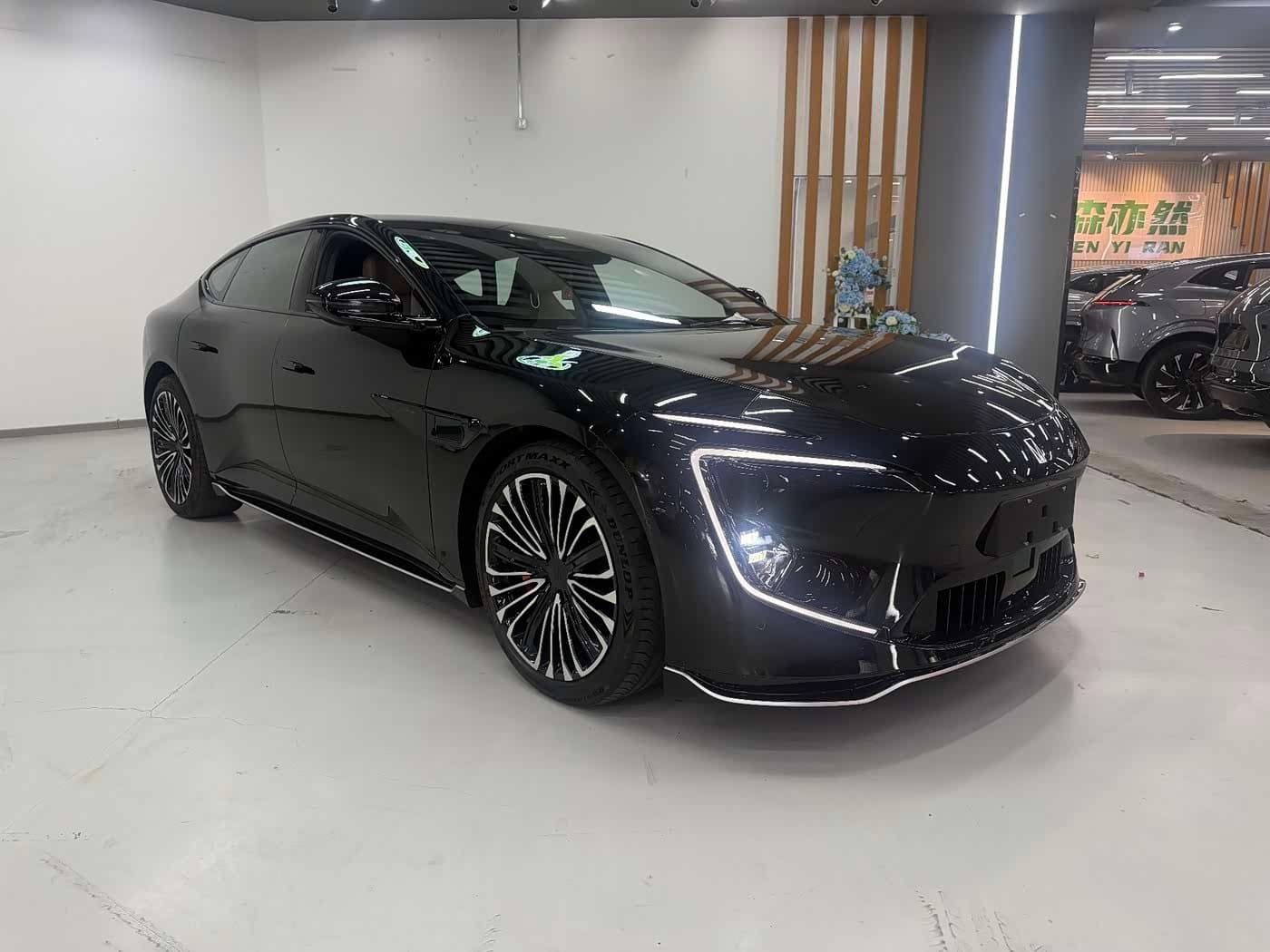 2025 Avatr 12 Black, 10,000 km, China export – photo 2