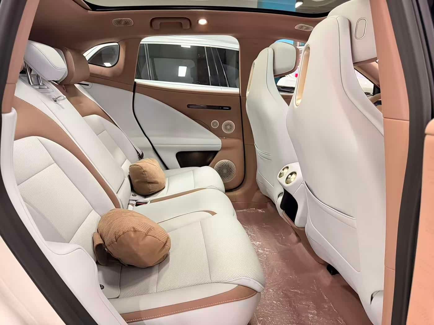 2025 Avatr 07 White, 8,000 km, China export – photo 12