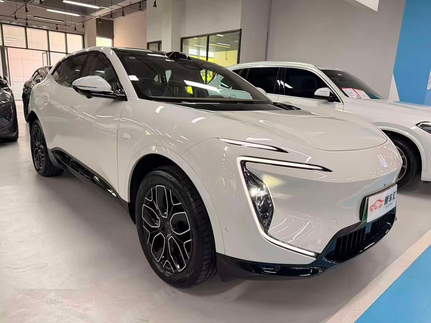 2025 Avatr 07 White, 8,000 km, China export – photo 3