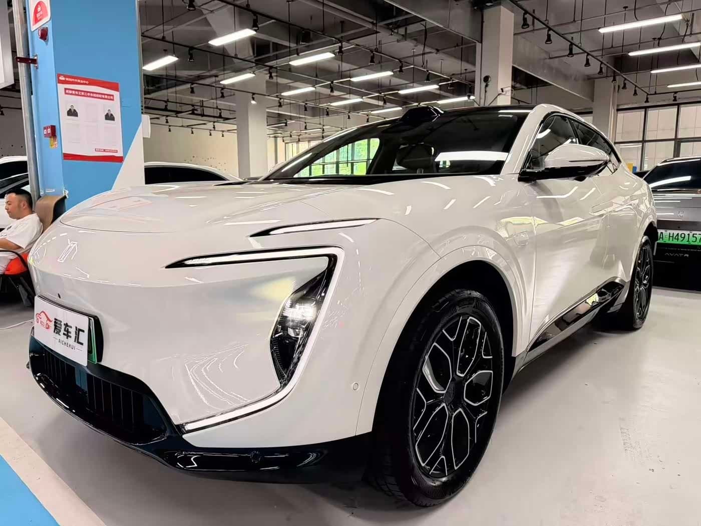 2025 Avatr 07 White, 8,000 km, China export – photo 1