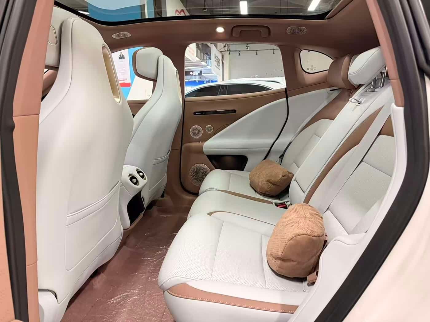 2025 Avatr 07 White, 8,000 km, China export – photo 9