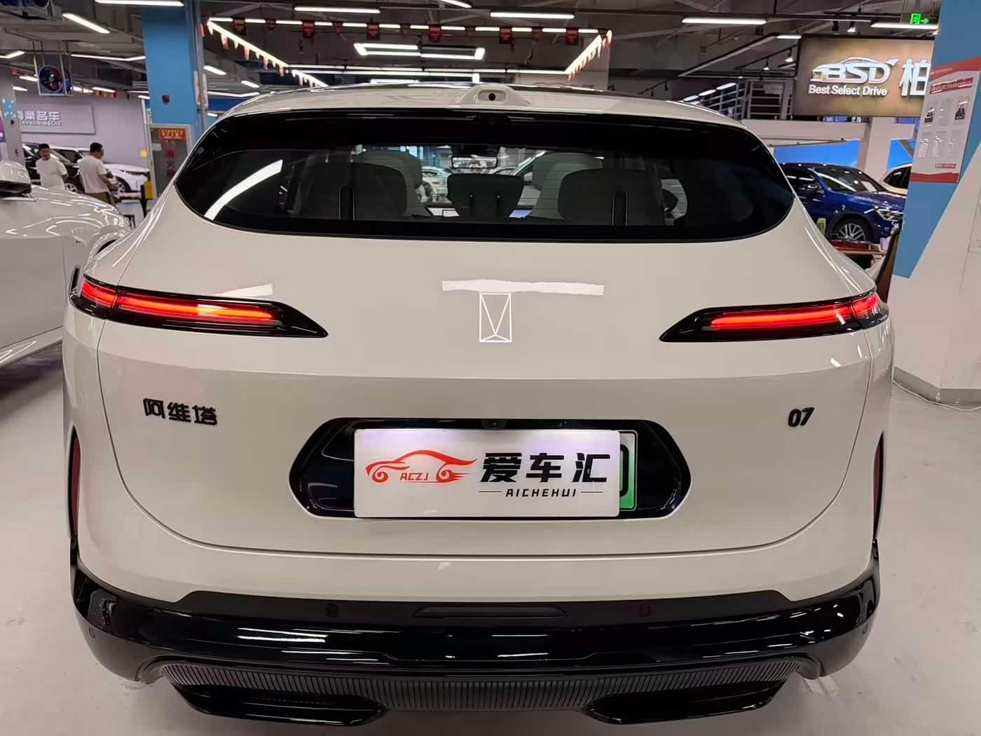 2025 Avatr 07 White, 8,000 km, China export – photo 18