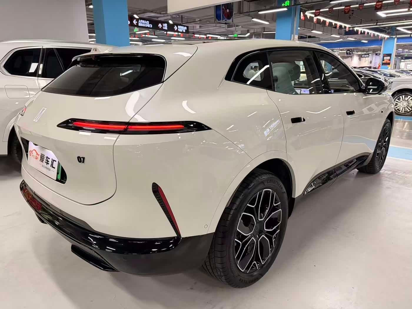 2025 Avatr 07 White, 8,000 km, China export – photo 17