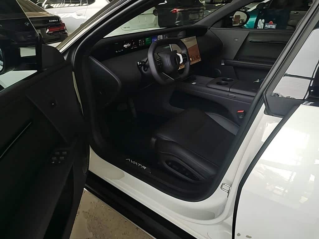 2025 Avatr 06 White, 11,600 km, China export – photo 16