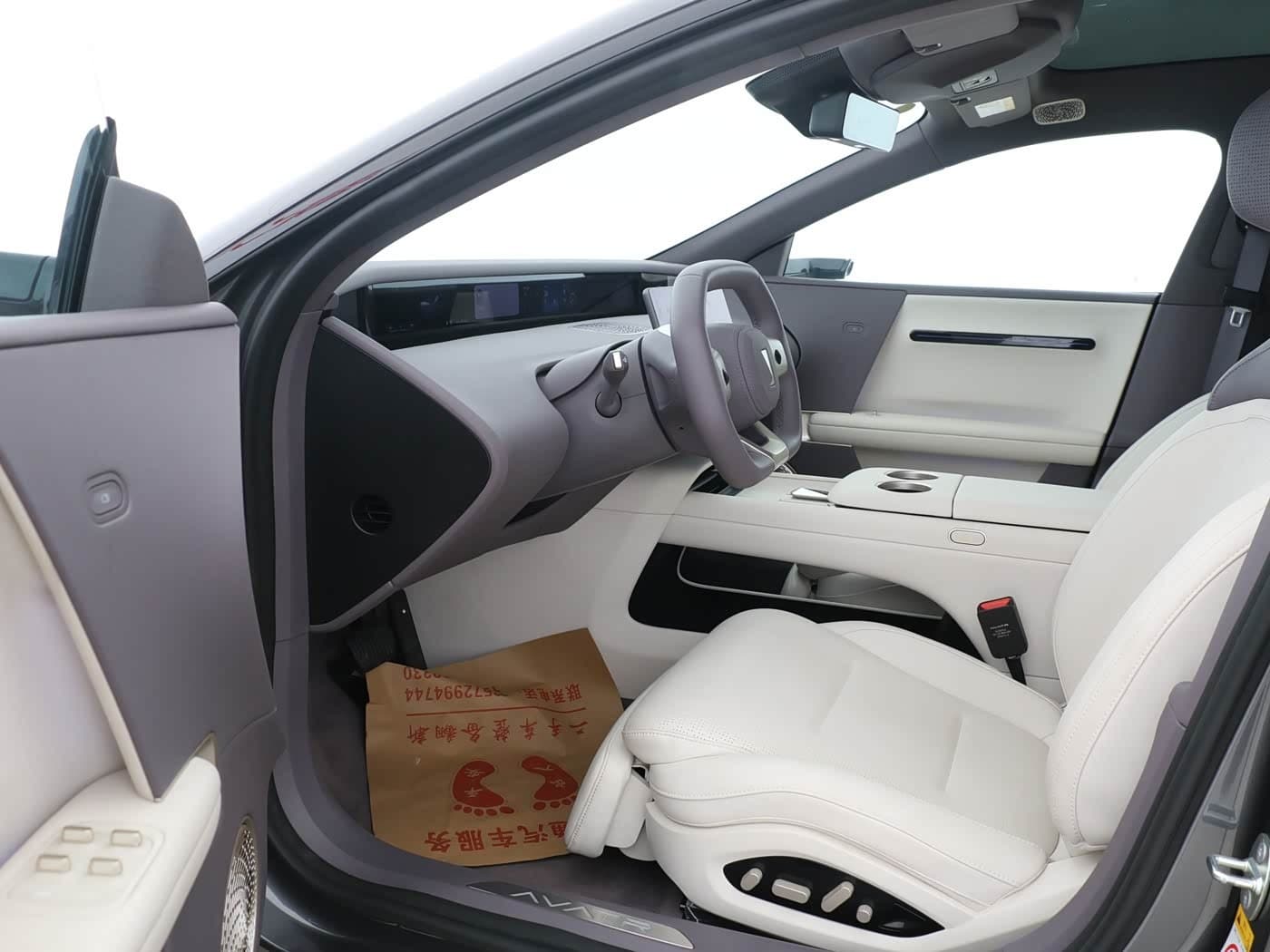 2025 Avatr 06 Silbergrau, 7,900 km, China export – photo 6