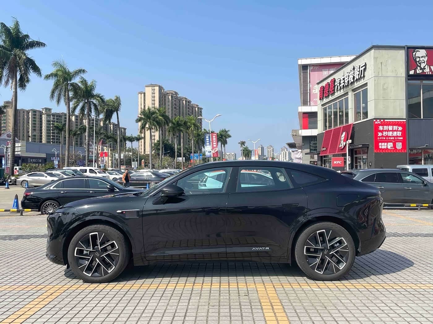2025 Avatr 11 Black, 1,000 km, China export – photo 6