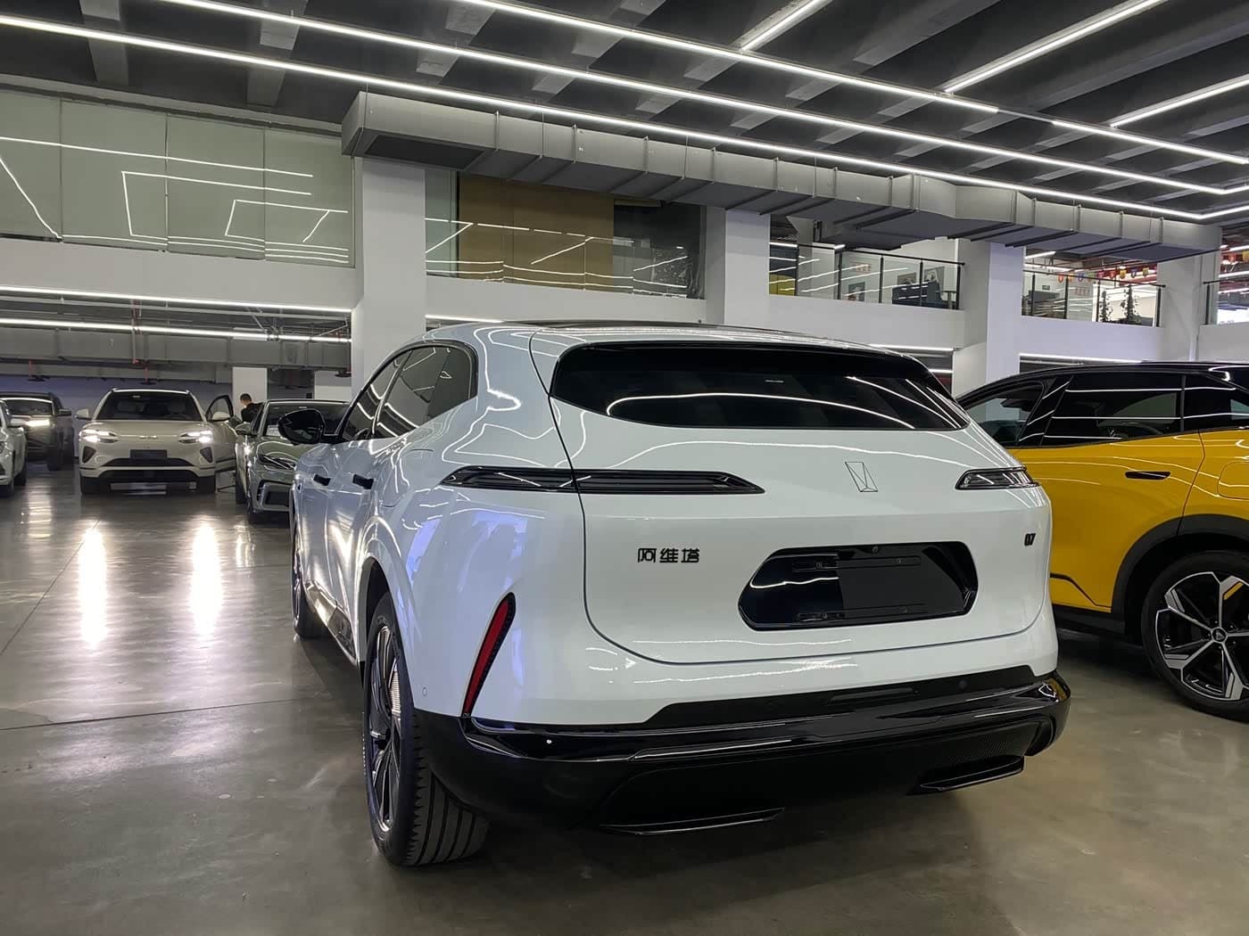 2025 Avatr 07 White, 19,000 km, China export – photo 5