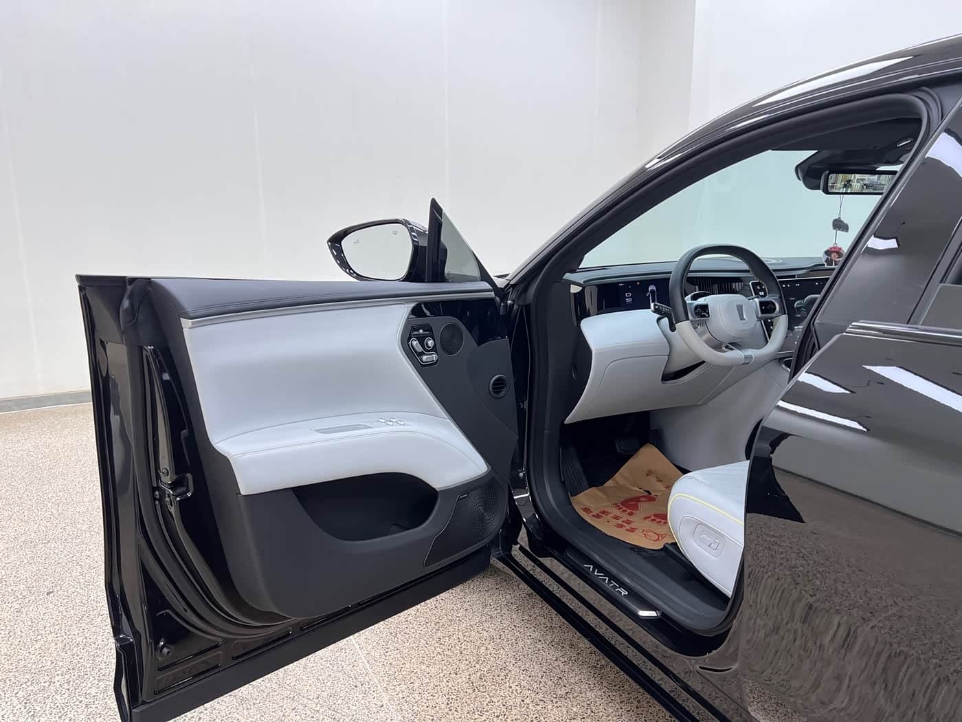 2025 Avatr 11 Black, 13,800 km, China export – photo 12