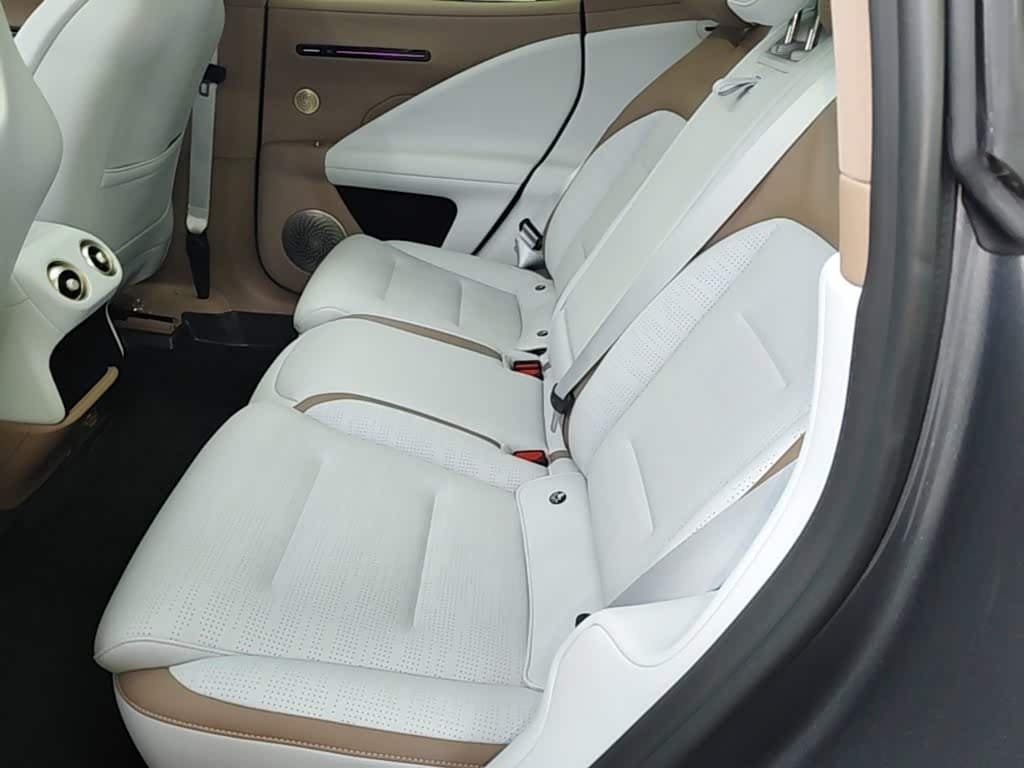2025 Avatr 07 Silbergrau, 11,700 km, China export – photo 17