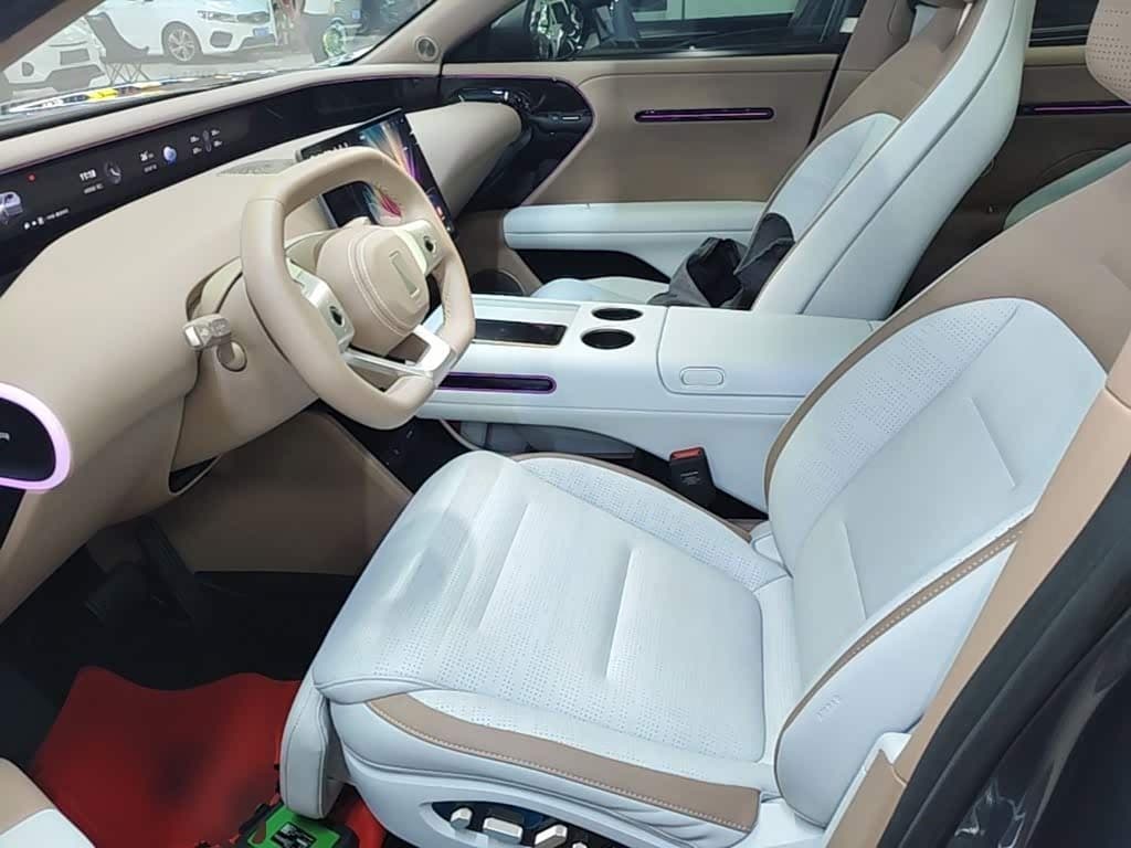 2025 Avatr 07 Silbergrau, 11,700 km, China export – photo 15