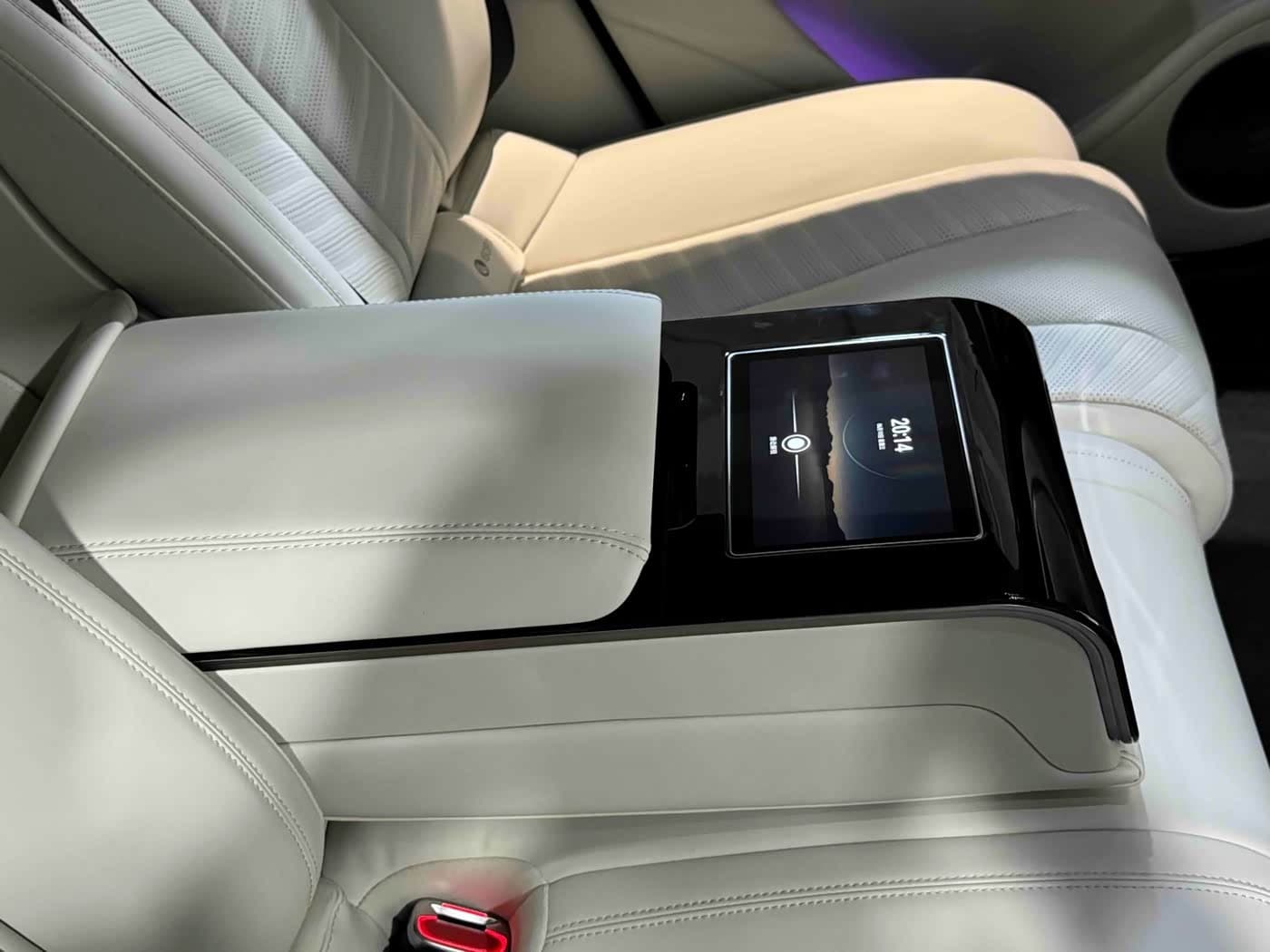 2025 Yangwang U7 White, 3,800 km, China export – photo 14