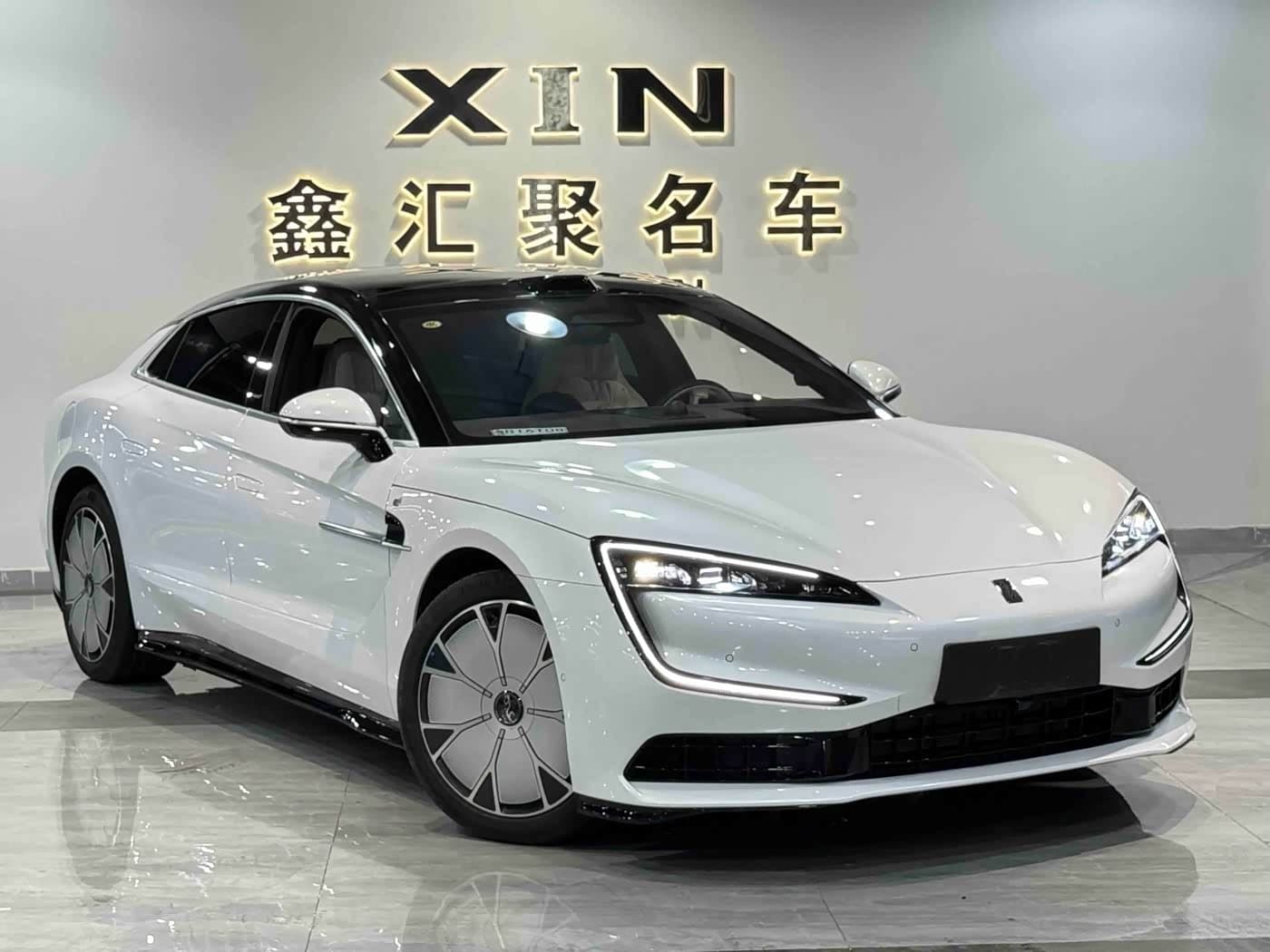 2025 Yangwang U7 White, 3,800 km, China export – photo 2