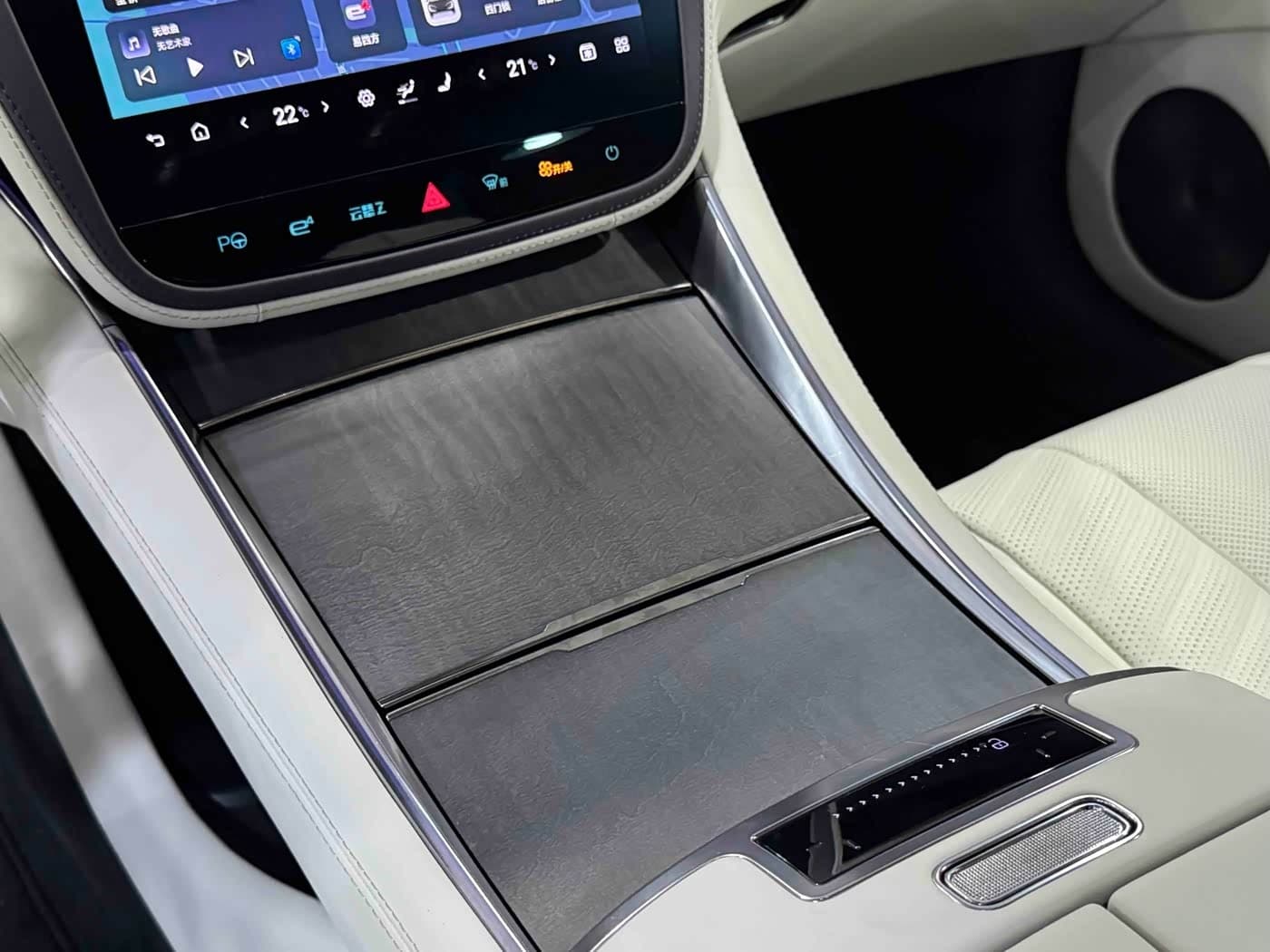 2025 Yangwang U7 White, 3,800 km, China export – photo 17