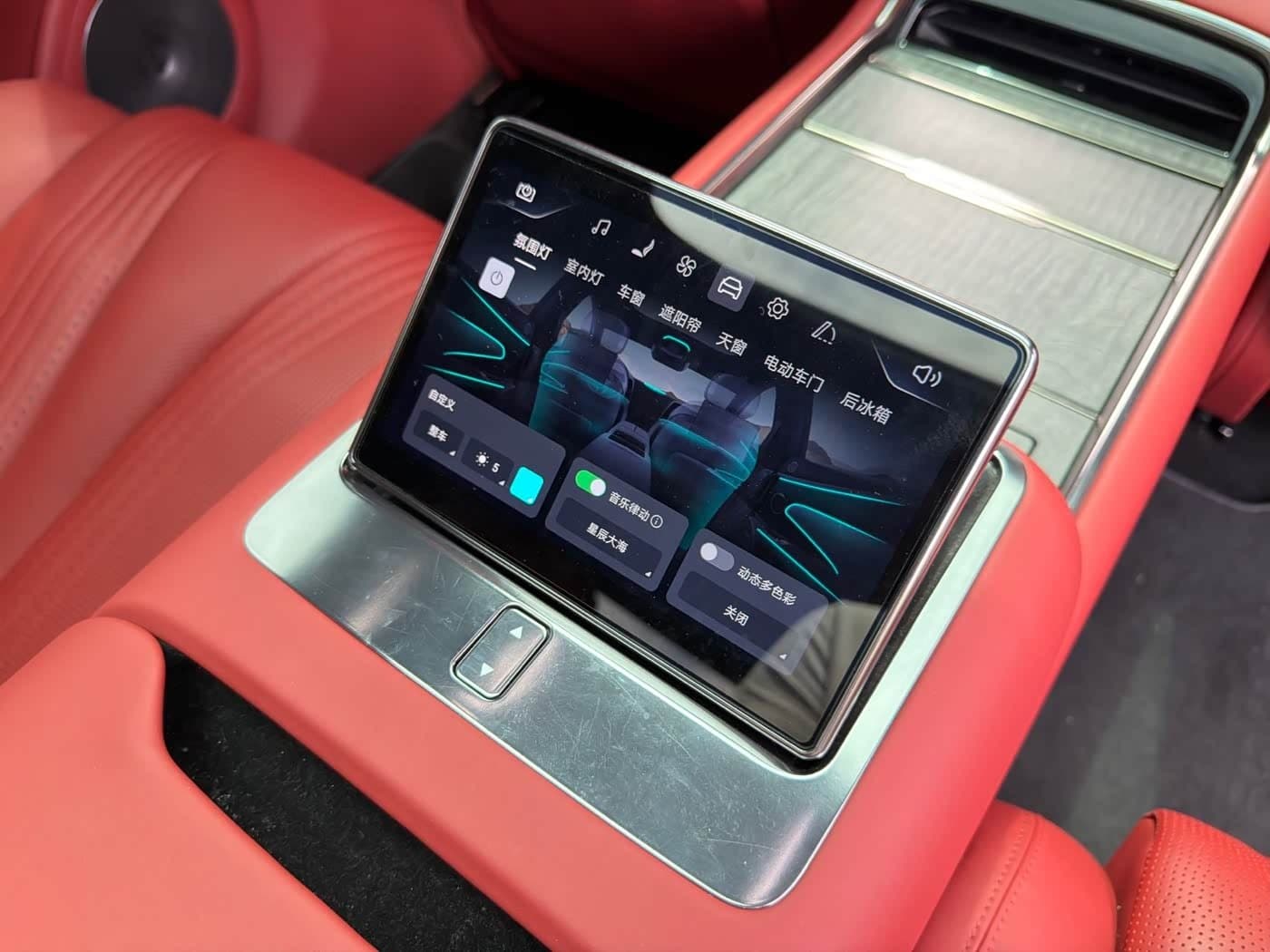 2025 Yangwang U7 Black, 8,300 km, China export – photo 16