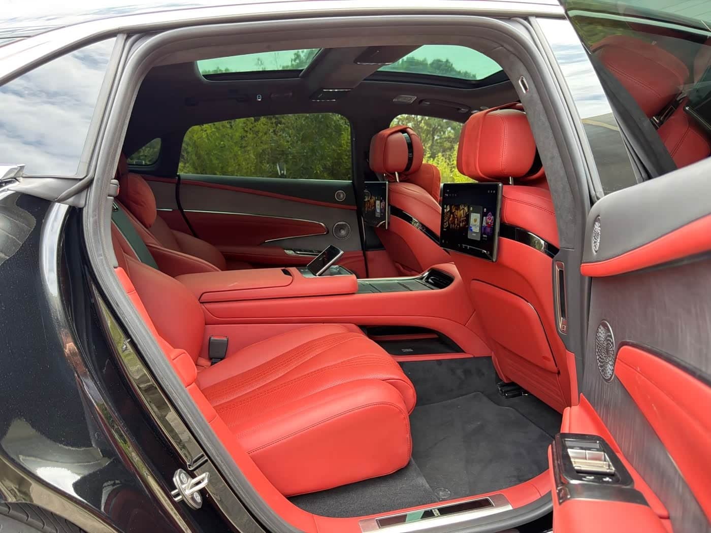2025 Yangwang U7 Black, 8,300 km, China export – photo 11