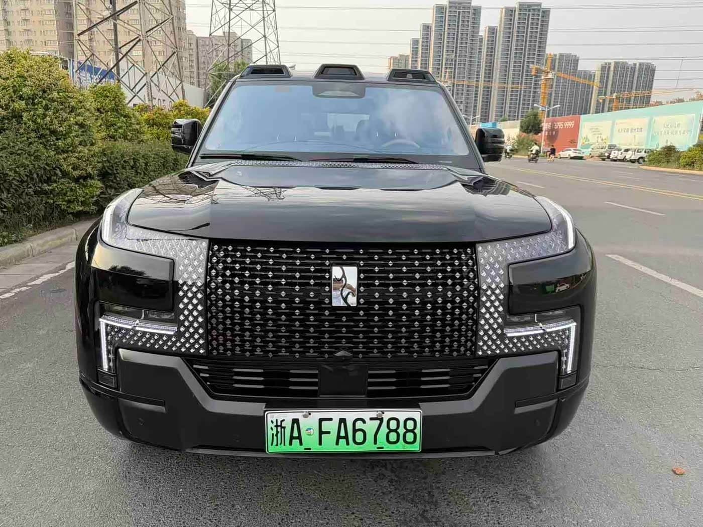 2025 Yangwang U8 L Black, 10,000 km, China export – photo 2