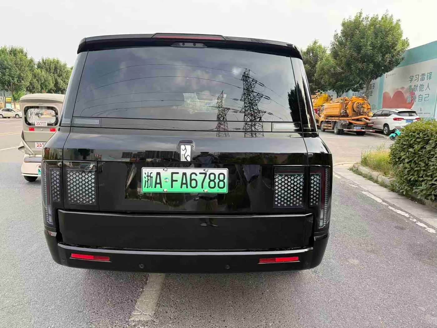 2025 Yangwang U8 L Black, 10,000 km, China export – photo 8