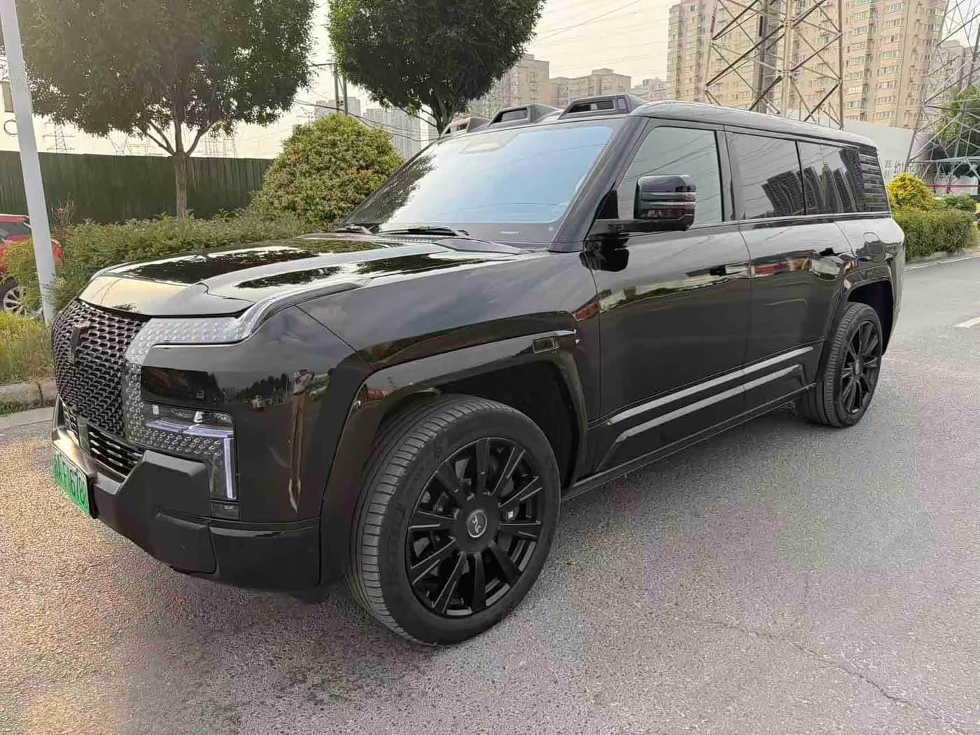 2025 Yangwang U8 L Black, 10,000 km, China export – photo 1