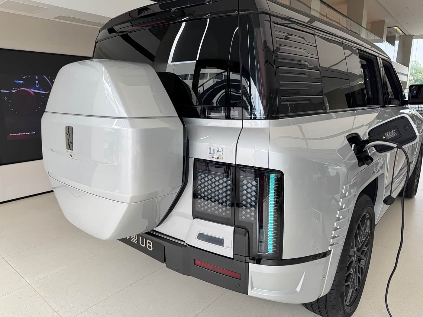 2026 Yangwang U8 Silver Gray, 100 km, China export – photo 12