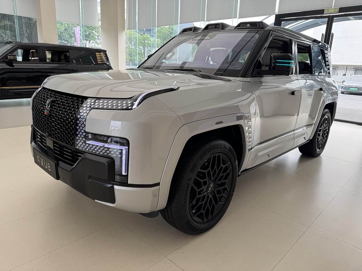 2026 Yangwang U8 Silver Gray, 100 km, China export – photo 1