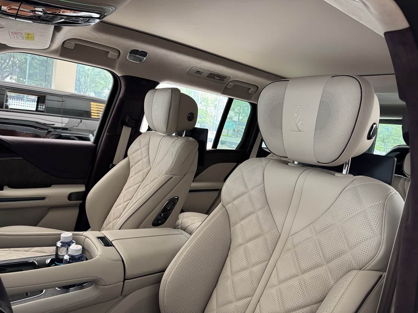 2026 Yangwang U8 Silver Gray, 100 km, China export – photo 4