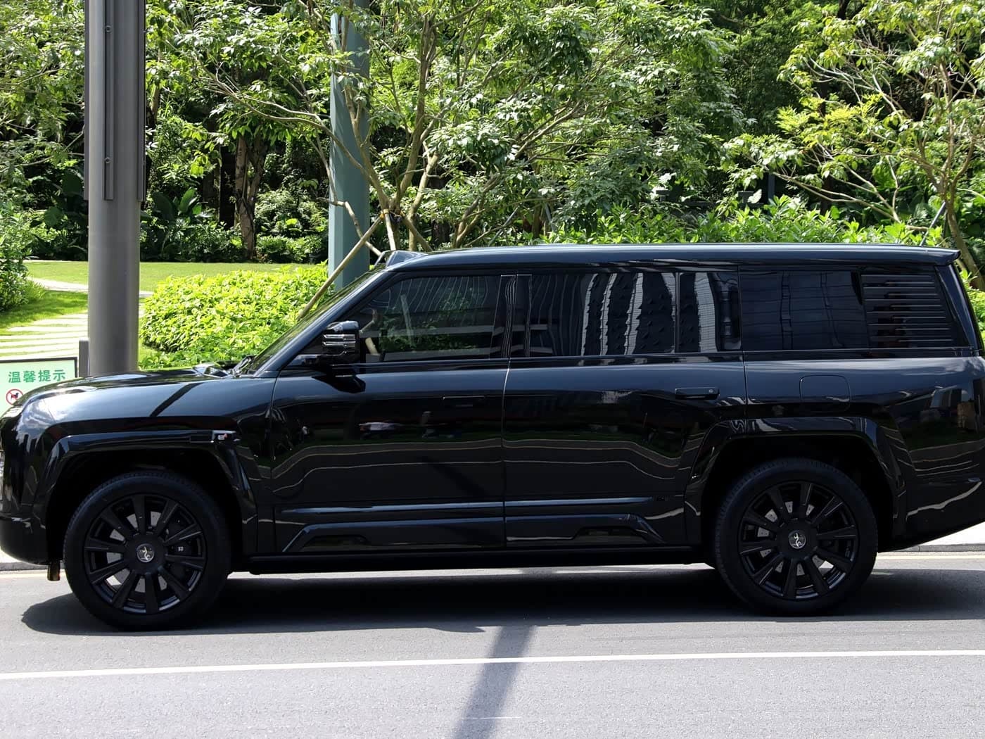 2025 Yangwang U8 L Black, 9,200 km, China export – photo 7