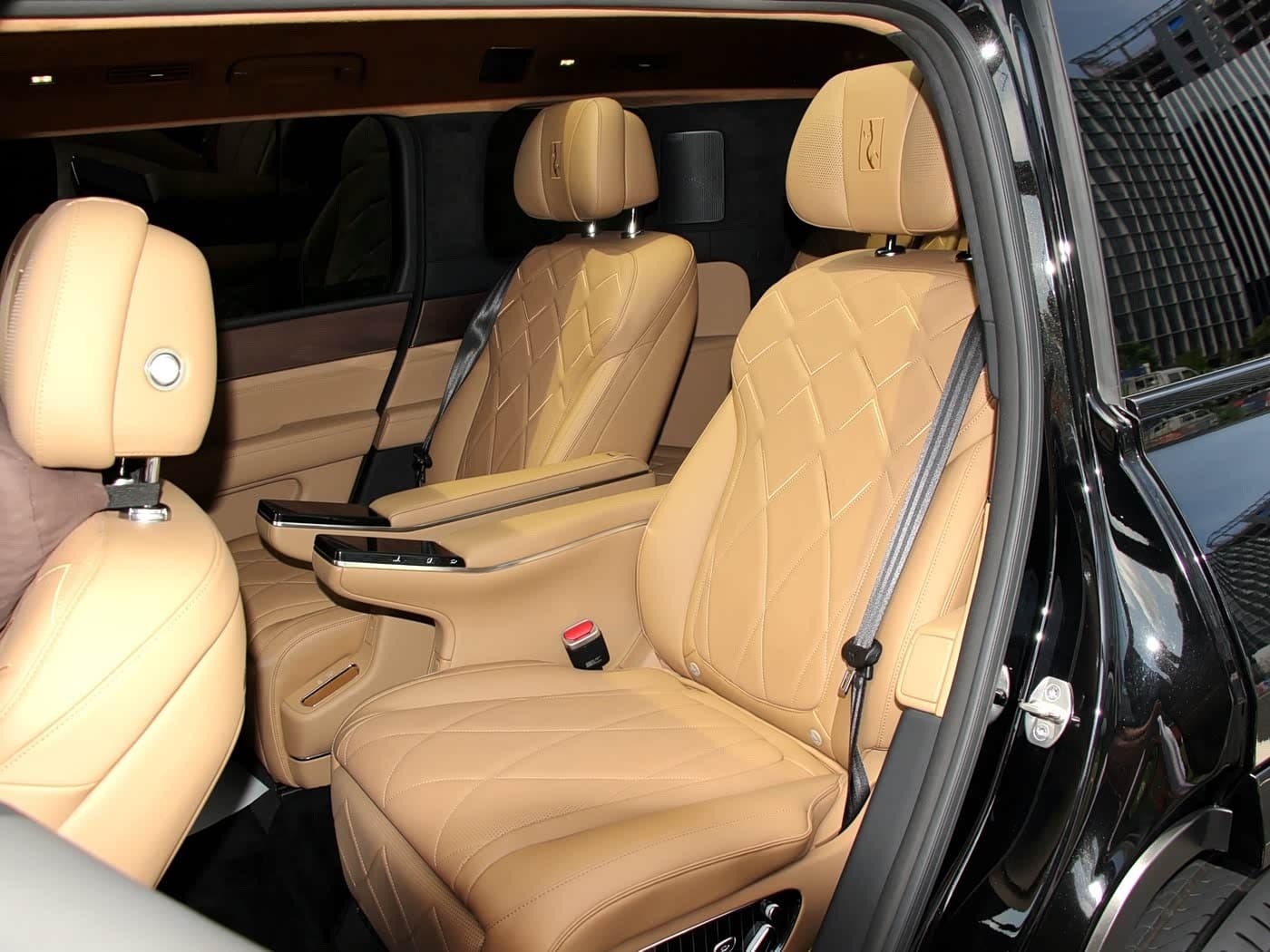 2025 Yangwang U8 L Black, 9,200 km, China export – photo 17
