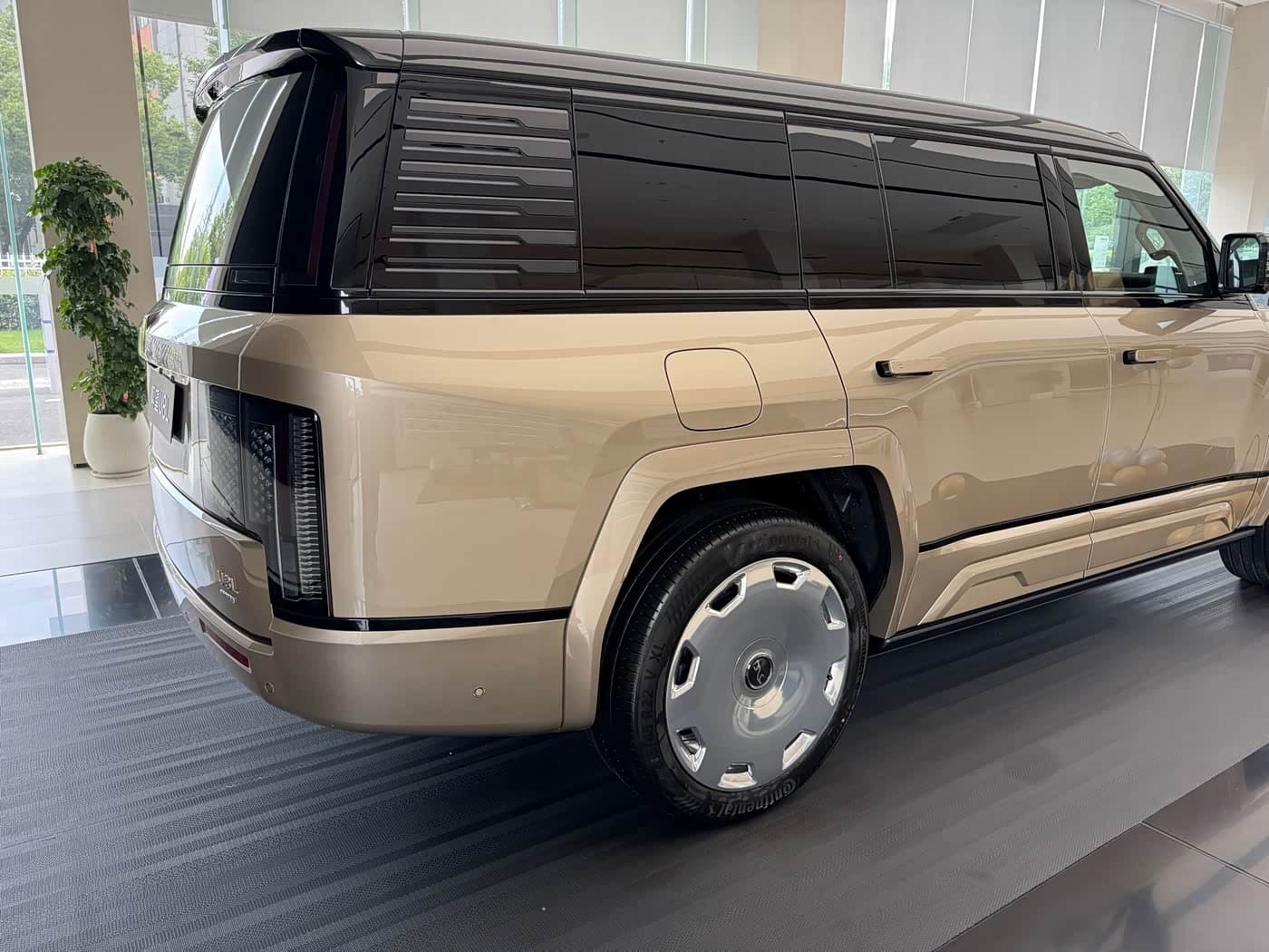 2026 Yangwang U8 L Champagne, 100 km, China export – photo 4