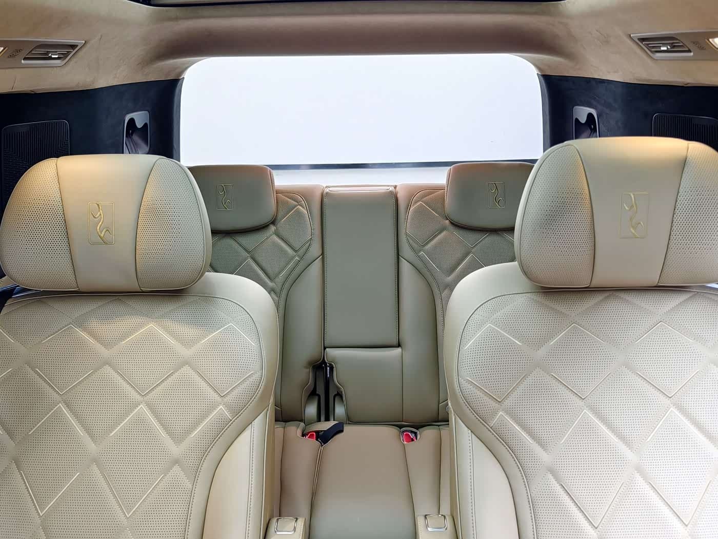 2025 Yangwang U8 L White, 22,000 km, China export – photo 16