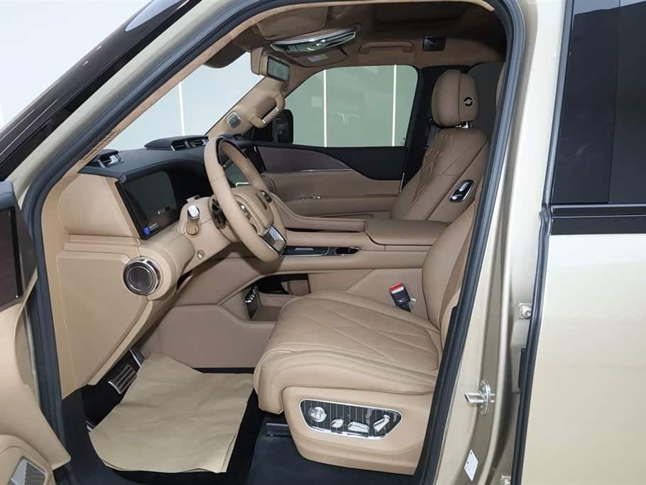 2025 Yangwang U8 L Champagne, 6,600 km, China export – photo 18
