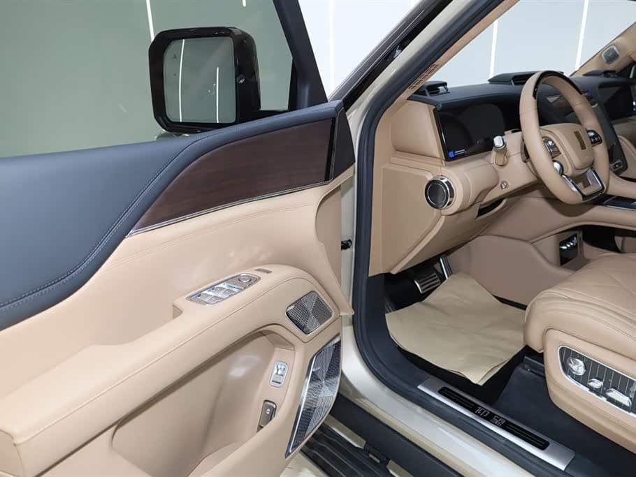2025 Yangwang U8 L Champagne, 6,600 km, China export – photo 19