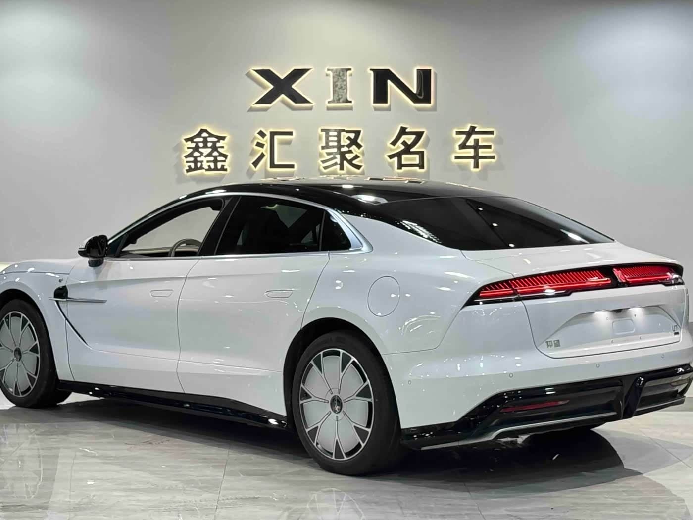 2025 Yangwang U7 White, 3,800 km, China export – photo 4