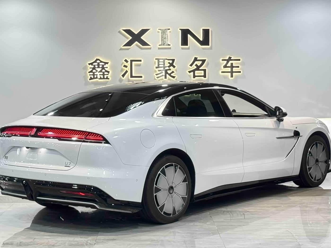 2025 Yangwang U7 White, 3,800 km, China export – photo 6