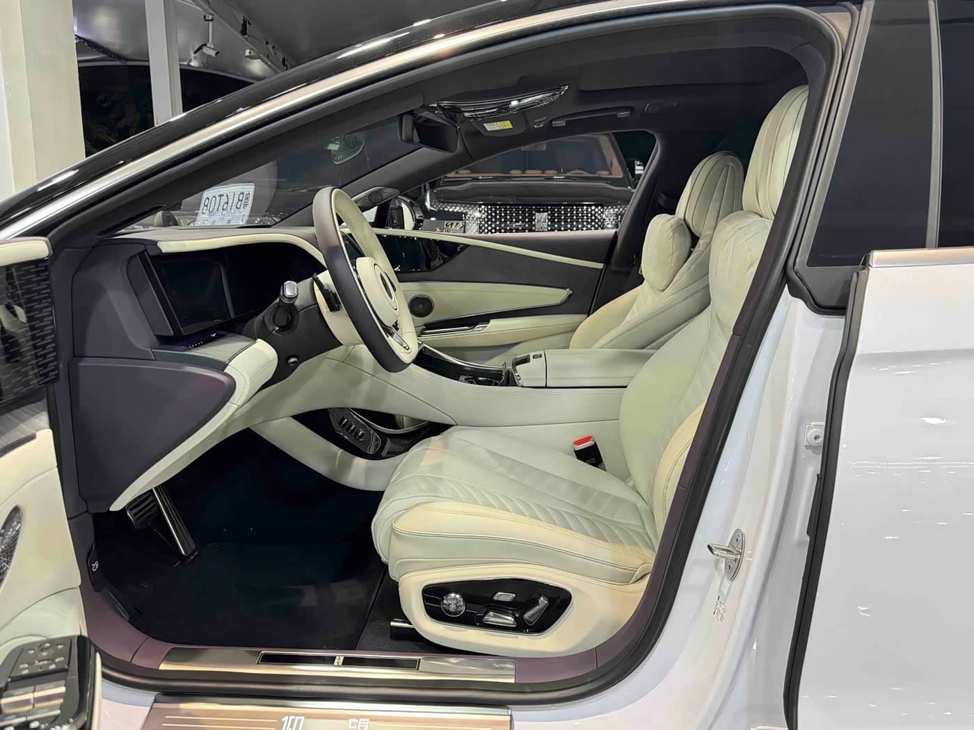 2025 Yangwang U7 White, 3,800 km, China export – photo 12
