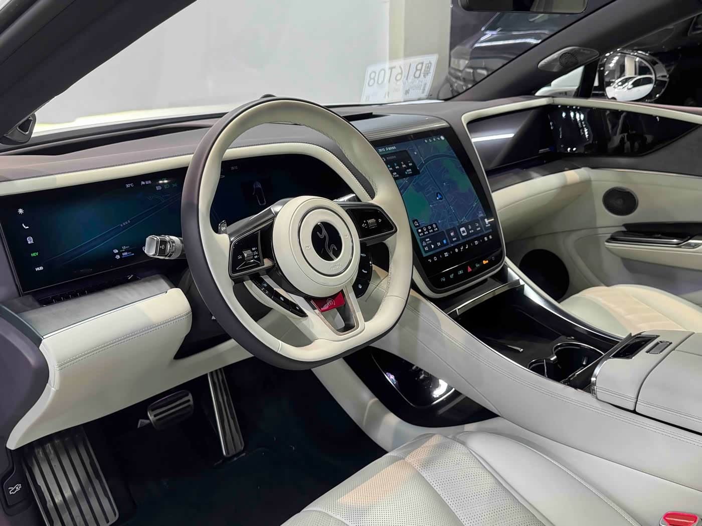 2025 Yangwang U7 White, 3,800 km, China export – photo 16