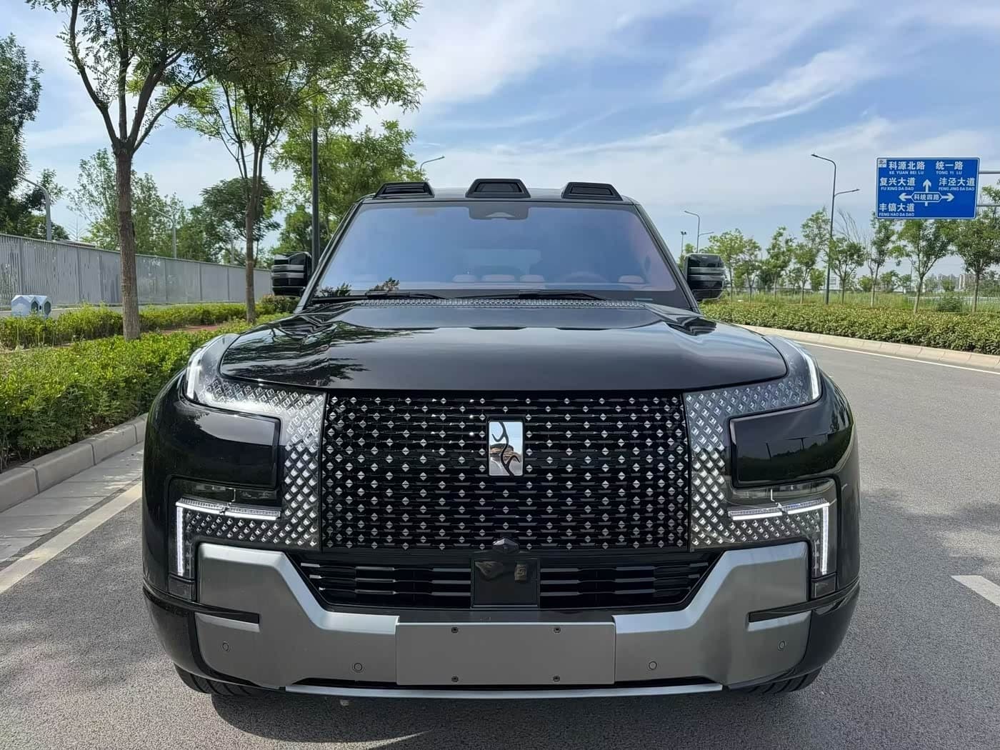 2023 Yangwang U8 Black, 20,000 km, China export – photo 2