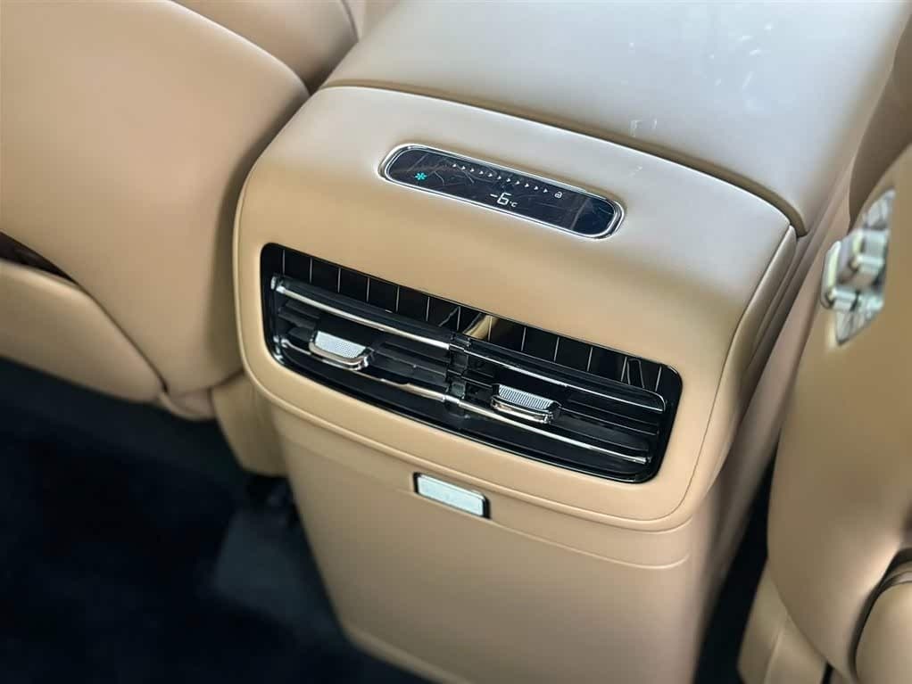 2025 Yangwang U8 L Black, 9,200 km, China export – photo 15