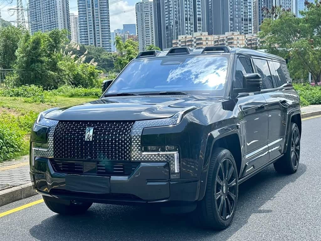 2025 Yangwang U8 L Black, 9,200 km, China export – photo 1