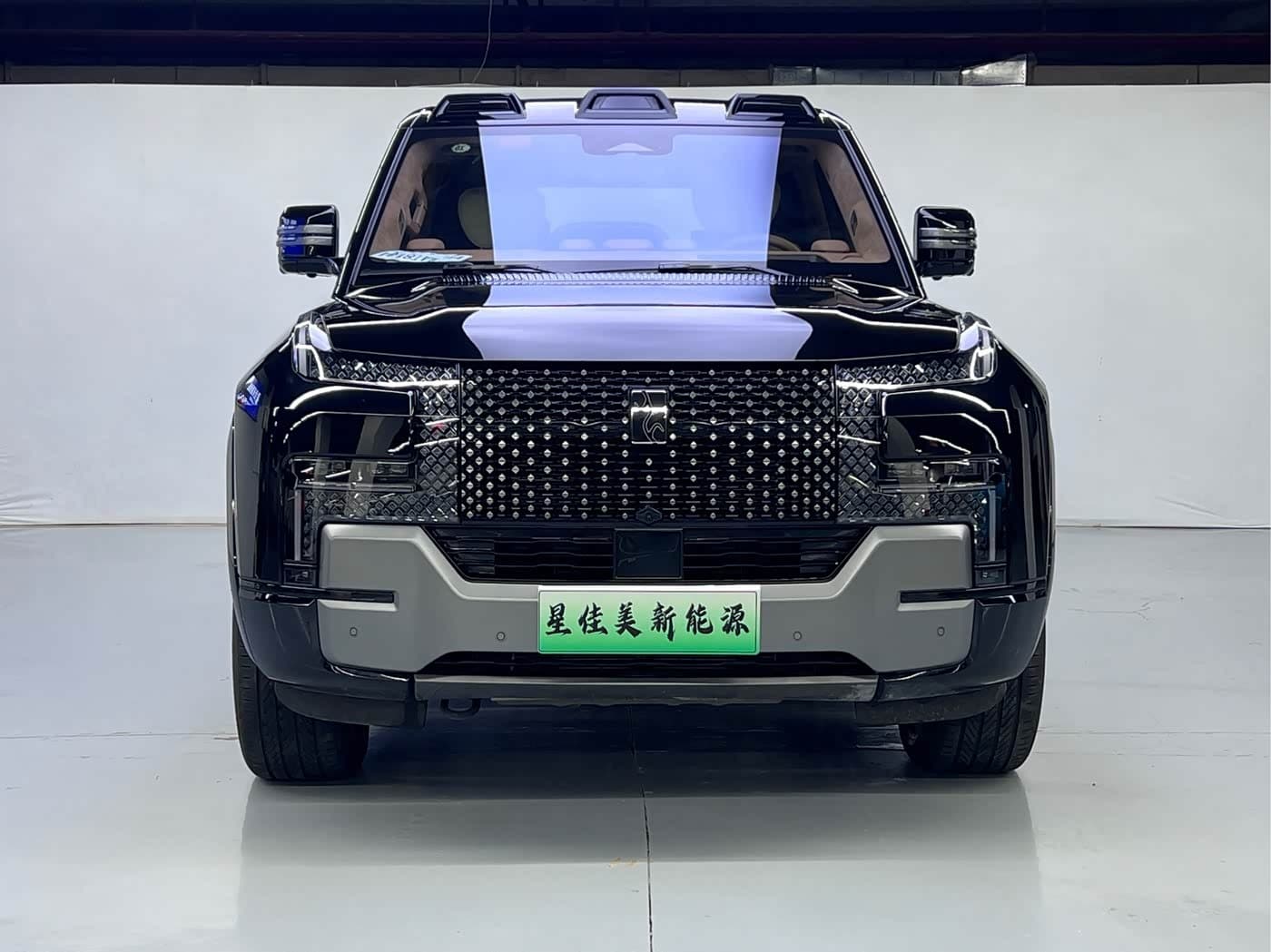 2023 Yangwang U8 Black, 11,100 km, China export – photo 2