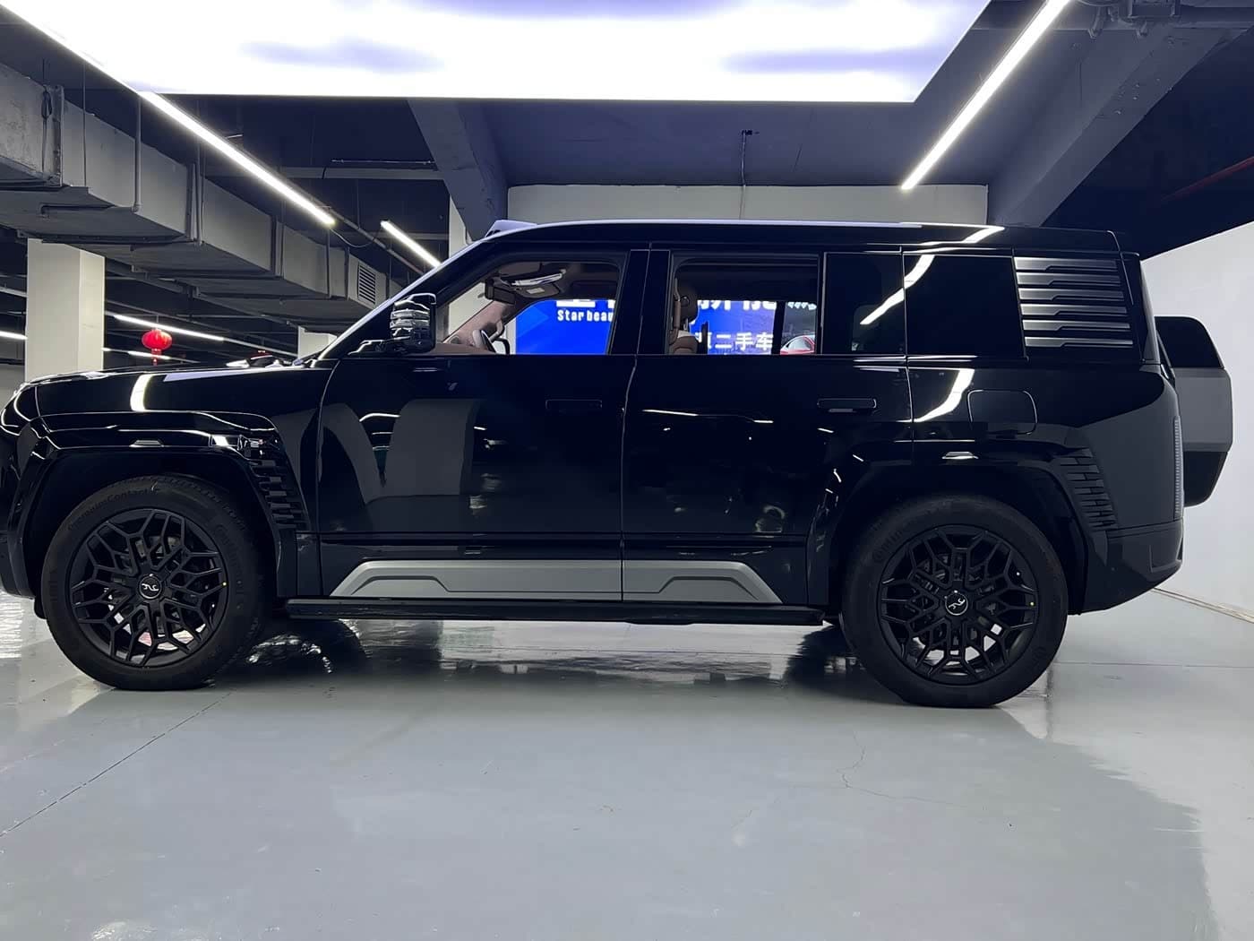 2023 Yangwang U8 Black, 11,100 km, China export – photo 16