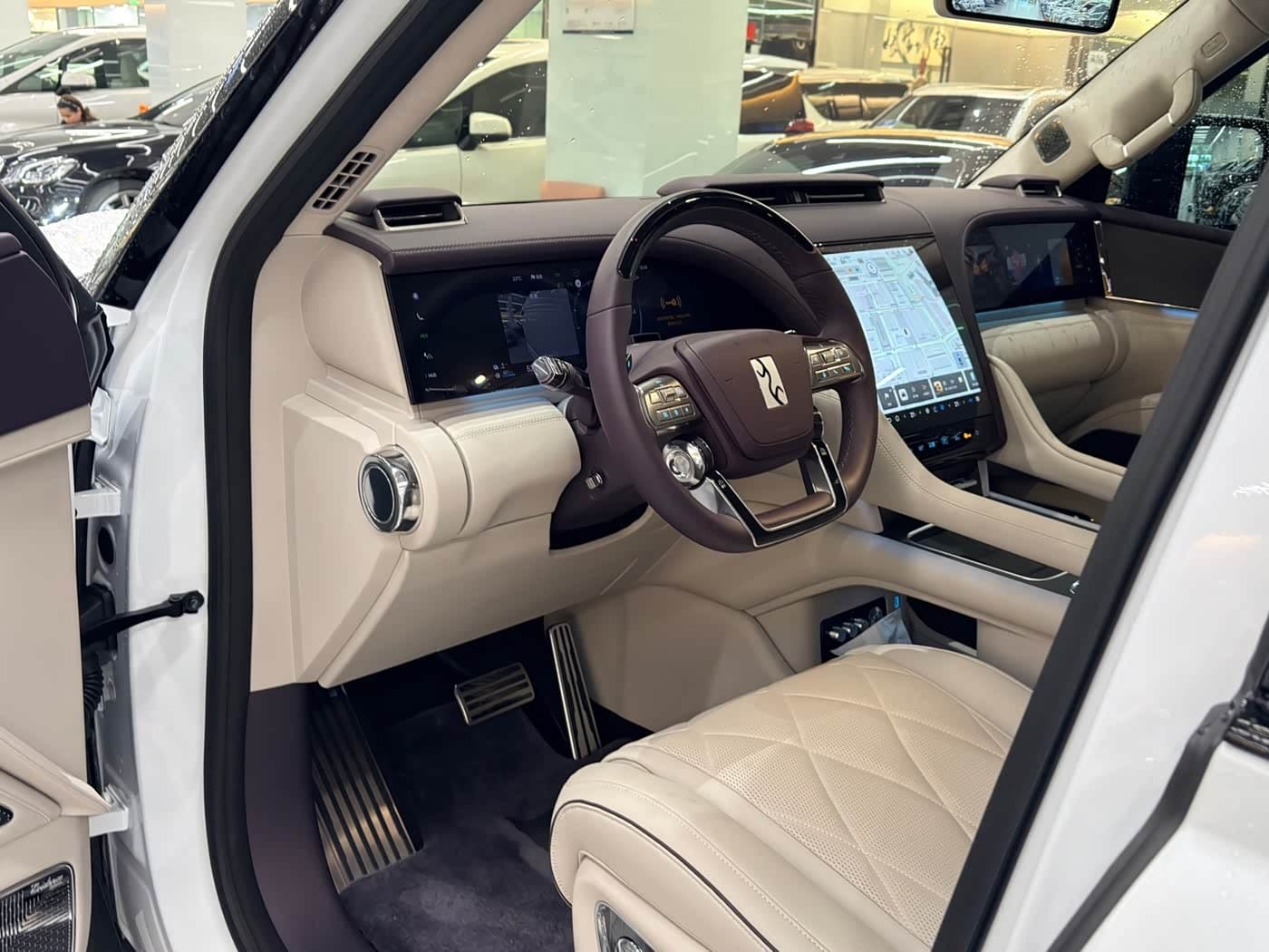 2025 Yangwang U8 L White, 2,000 km, China export – photo 4