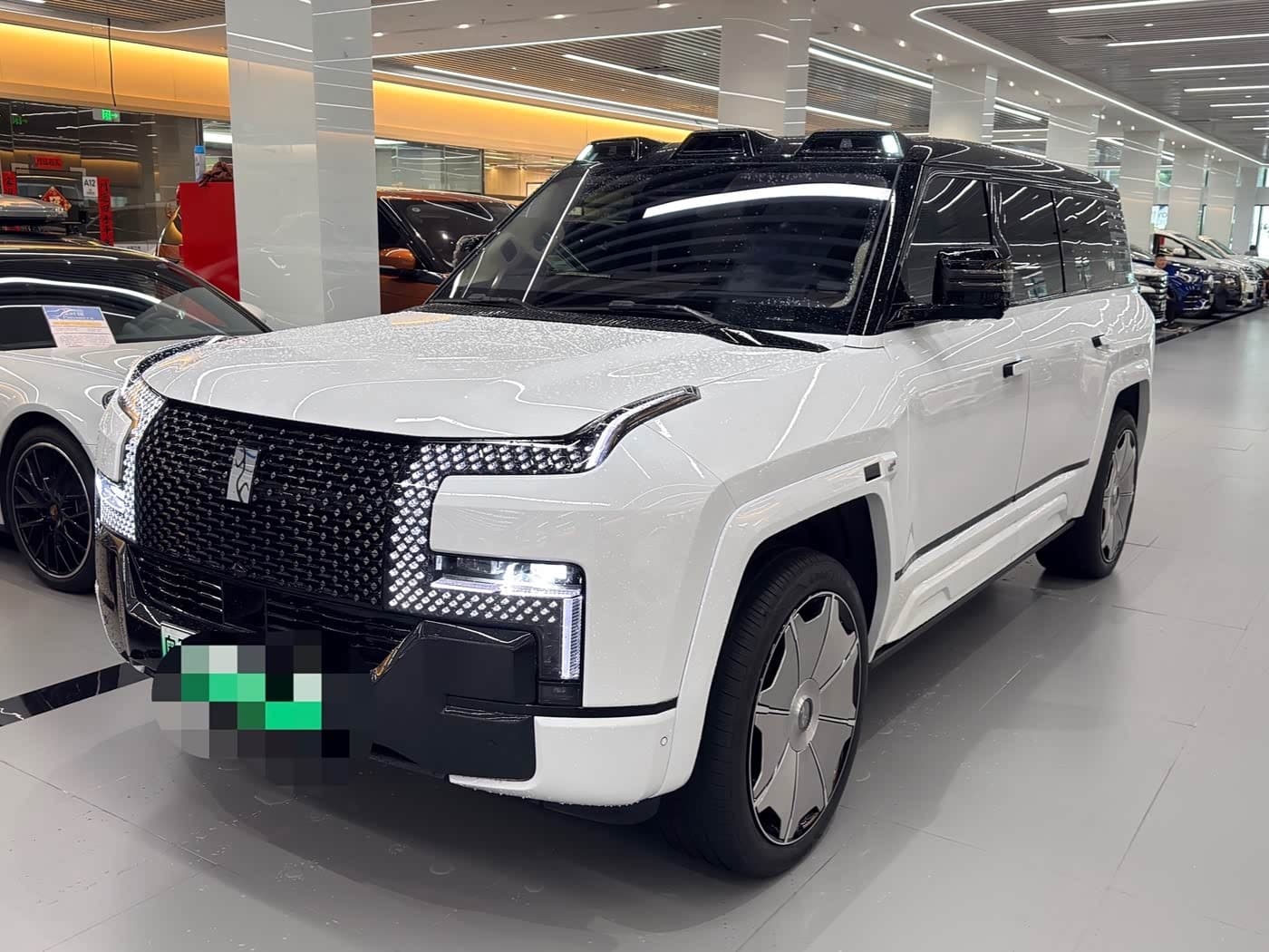 2025 Yangwang U8 L White, 2,000 km, China export – photo 1