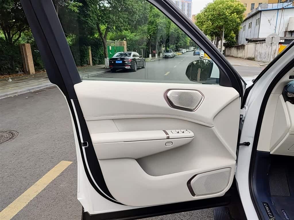 2025 Lynk & Co 900 White, 5,000 km, China export – photo 6
